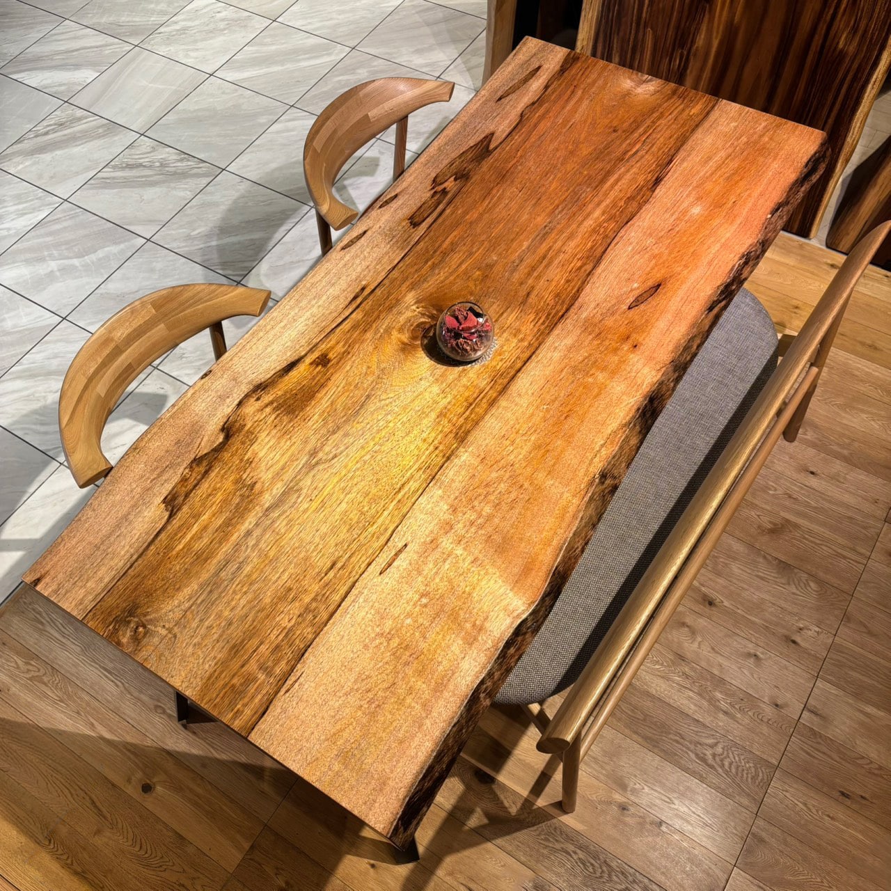 新宿店　マンゴ　幅180×奥行80-82×厚み4.8(cm)